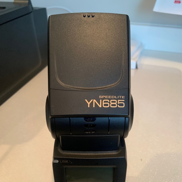 YONGUNO SPEEDLIGHT AND WIRELESS FLASH CONTROLLER- FOR NIKON CAMERAS - Picture 1 of 16